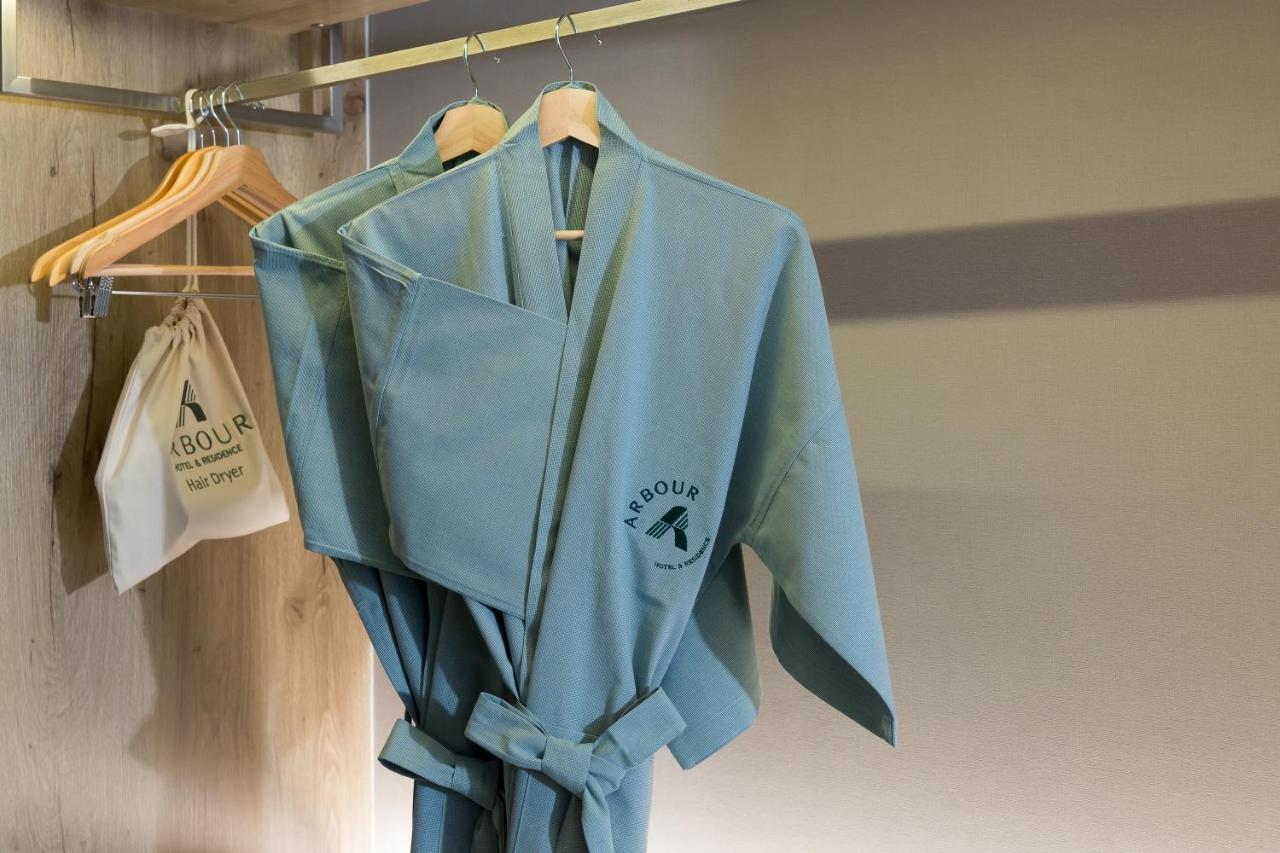 Arbour Hotel And Residence باتايا المظهر الخارجي الصورة A bathrobe