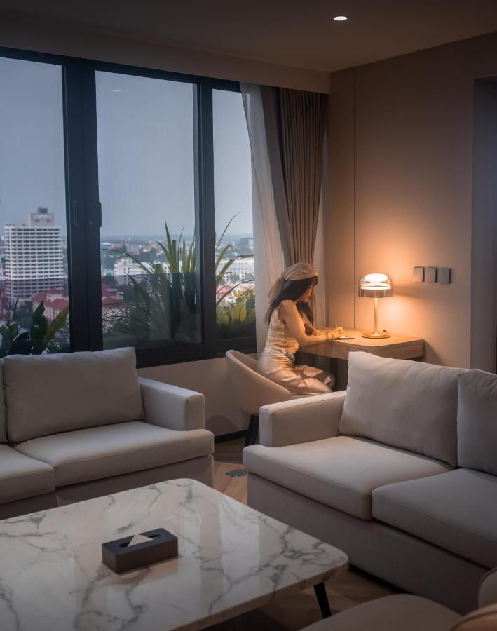 Arbour Hotel And Residence باتايا المظهر الخارجي الصورة A woman working at home